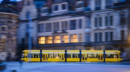 In Dresden Fahren Busse und Bahnen trotz Glätte. (Symbolbild) / Foto: Robert Michael/dpa