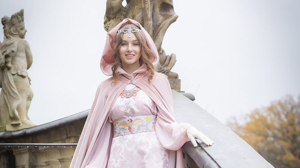 Aschenbrödel auf der Schlosstreppe. Foto: Schlösserland/Sylvio Dittrich