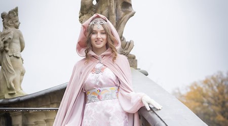 Aschenbrödel auf der Schlosstreppe. Foto: Schlösserland/Sylvio Dittrich