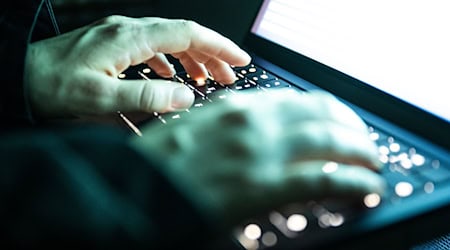 Die Polizei warnt vor zunehmender Cyberkriminalität. (Symbolbild)  / Foto: Philip Dulian/dpa