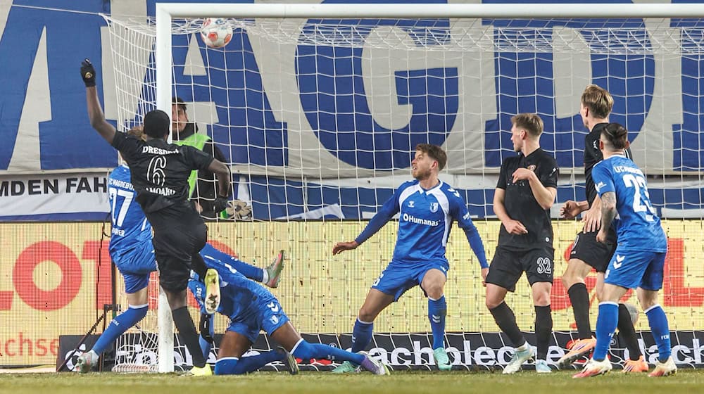  Kofi Amoako (2nd from left, Dynamo Dresden) scores to make it 1:1 / Photo: Andreas Gora/dpa
