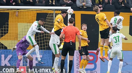  Thomas Keller (M, Dynamo Dresden) trifft per Kopfball zum 1:0. / Foto: Sebastian Kahnert/dpa