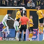  Thomas Keller (M, Dynamo Dresden) trifft per Kopfball zum 1:0. / Foto: Sebastian Kahnert/dpa