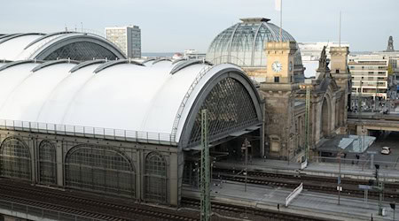 Blick auf den Dresdner Hauptbahnhof. (Archivbild) / Foto: Sebastian Kahnert/dpa