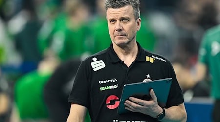 Der Dresdner Trainer Alexander Waibl verfolgt aufmerksam das Spiel. (Archivbild) / Foto: Uwe Anspach/dpa