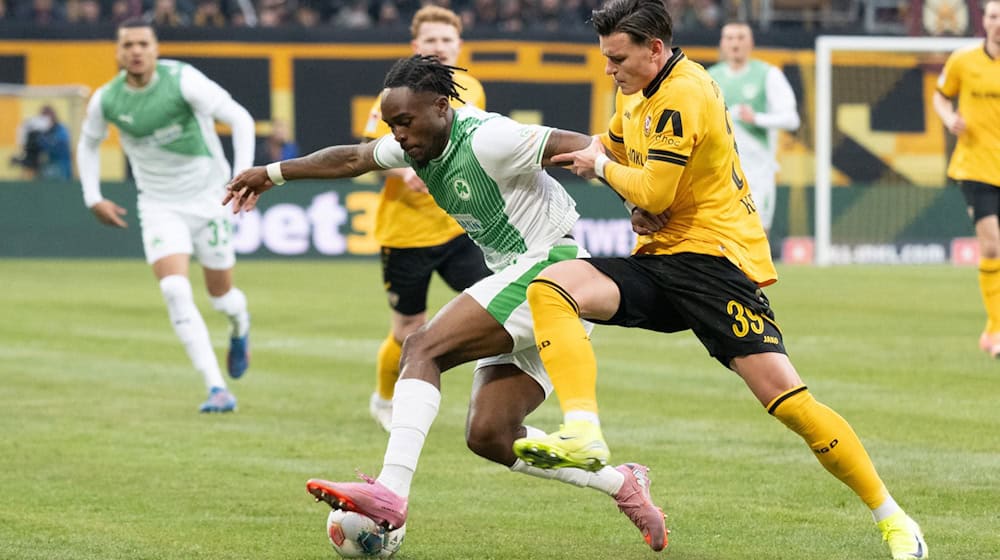 Noel Futkeu (center, SpVgg Greuther Fürth) in a duel with Thomas Keller (right, Dynamo Dresden). The Dresden player took the lead / Photo: Sebastian Kahnert/dpa