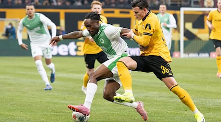 Noel Futkeu (M, SpVgg Greuther Fürth) im Zweikampf mit Thomas Keller (r, Dynamo Dresden). Der Dresdner traf zur Führung. / Foto: Sebastian Kahnert/dpa
