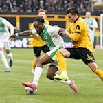 Noel Futkeu (M, SpVgg Greuther Fürth) im Zweikampf mit Thomas Keller (r, Dynamo Dresden). Der Dresdner traf zur Führung. / Foto: Sebastian Kahnert/dpa