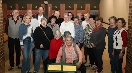 Vor dem Bowling stellten sich Museumsverein und Bücherfreunde mit dem Oberbürgermeister (hinten, 3.v.l.) zum Erinnerungsfoto. Foto: Stadt Riesa - Pressestelle