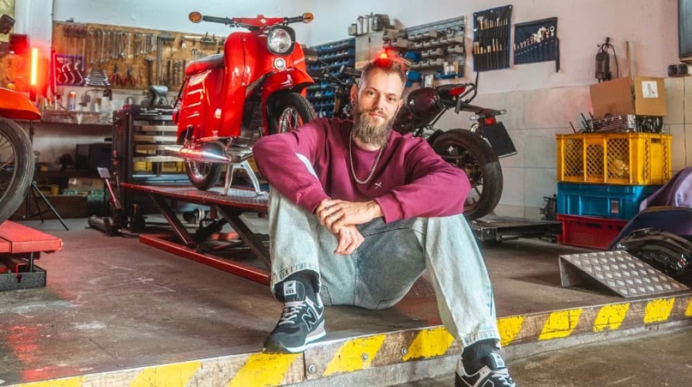 Rapper AVNGR91 mit roter Schwalbe. Foto: Sparkasse Meißen
