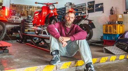 Rapper AVNGR91 mit roter Schwalbe. Foto: Sparkasse Meißen