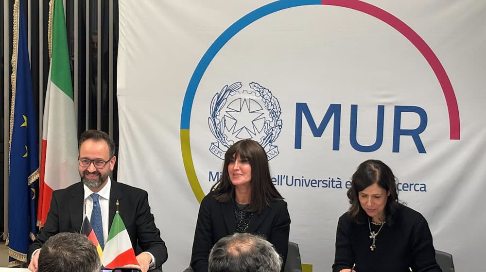 Sachsens Ministerpräsident hatte die Absichtserklärung schon vorher unterzeichnet. / Foto: Robert Messer/dpa