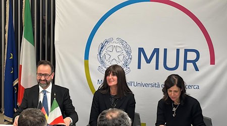 Sachsens Ministerpräsident hatte die Absichtserklärung schon vorher unterzeichnet. / Foto: Robert Messer/dpa