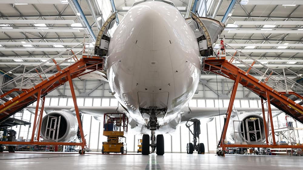 Elbe Flugzeugwerke (EFW) is a subsidiary of ST Engineering (Singapore) and Airbus. (Archive image) / Photo: Sebastian Kahnert/dpa