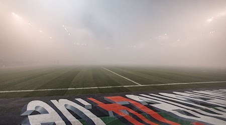 Fans zündeten Pyrotechnik, das Spiel war zeitweise unterbrochen. / Foto: Andreas Gora/dpa