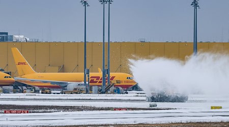 Trotz Frost und Schnee läuft der Flugbetrieb in Leipzig/Halle und Dresden stabil. / Foto: Jan Woitas/dpa