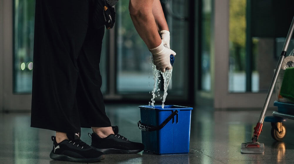 Glatte 15 Euro – das ist der neue Stundenlohn, den Gebäudereiniger ab jetzt mindestens verdienen müssen. Foto: Tobias Seifert/IG Bau