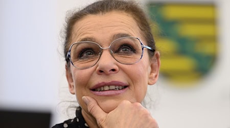 Das Oberverwaltungsgericht verhandelt erneut im Fall über die Normenkontrollklage der Musikerin Julia Neigel gegen eine sächsische Corona-Schutzverordnung. (Archivbild)  / Foto: Robert Michael/dpa