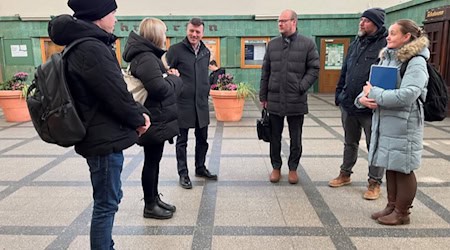 Oberbürgermeister Markus Renner (m.) begrüßte Thomas Gerlach (Sachbearbeiter EFRE) und Jessica Theuner (Referentin EFRE) (1.und 2. v.l.) im Foyer des S-Bahnhofes Meißen. Ebenfalls dabei waren Baudezernent Albrecht Herrmann, Stadtbauamtsleiter Martin Schuster, sowie Christina Kunze vom Stadtbauamt (4., 5.,6. v.l.). Foto: Stadt Meißen
