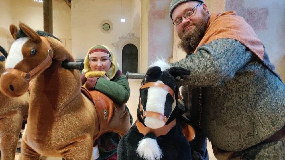 Baina Graftu hat die Schlosspferde gesattelt. Foto: Schloss Rochlitz