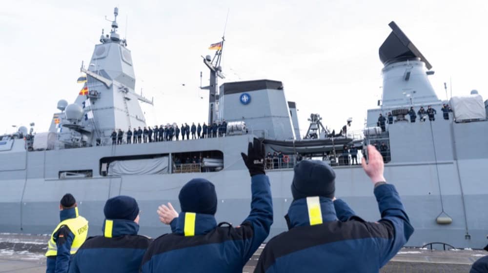 Gute Fahrt. Die Fregatte Sachsen sticht von Wilhelmshaven aus in See. Foto: Bundeswehr/Rodewald