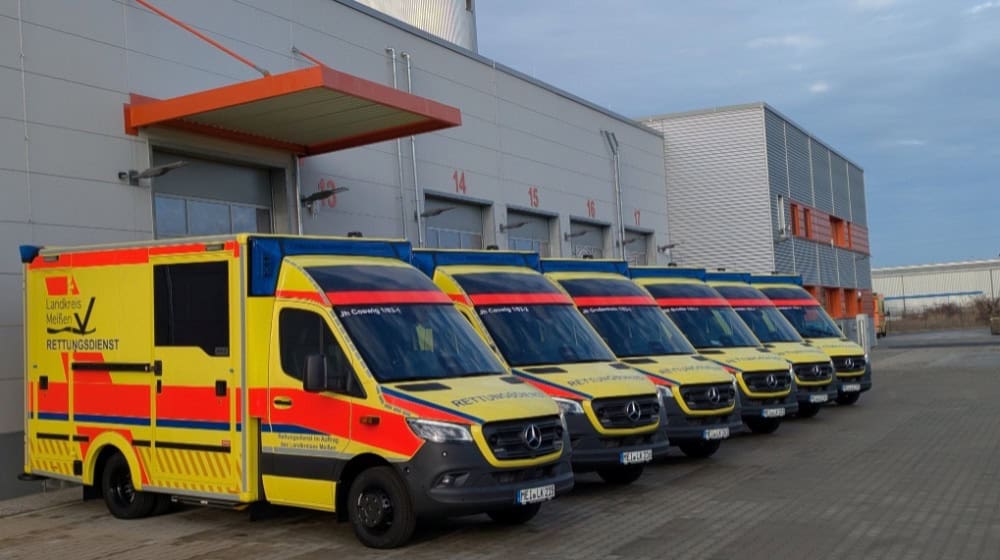 Sechs der neuen Rettungswagen vor dem Zentrum für Brand- und Katastrophenschutz des Landkreises Meißen. Bildquelle: Landratsamt Meißen