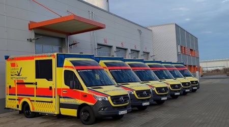 Sechs der neuen Rettungswagen vor dem Zentrum für Brand- und Katastrophenschutz des Landkreises Meißen. Bildquelle: Landratsamt Meißen