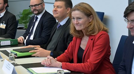 Zuerst sind Schulen im Raum Leipzig betroffen, dann in Dresden. / Foto: Michael Bahlo/dpa