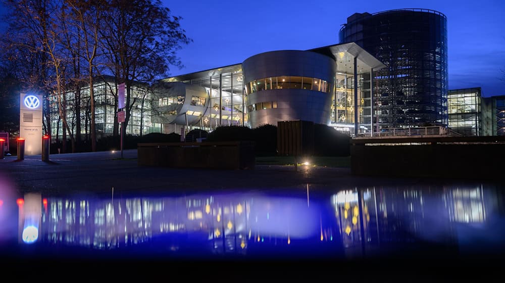 VW's Transparent Factory will once again be welcoming visitors to the future innovation campus from Thursday (archive photo).  / Photo: Robert Michael/dpa