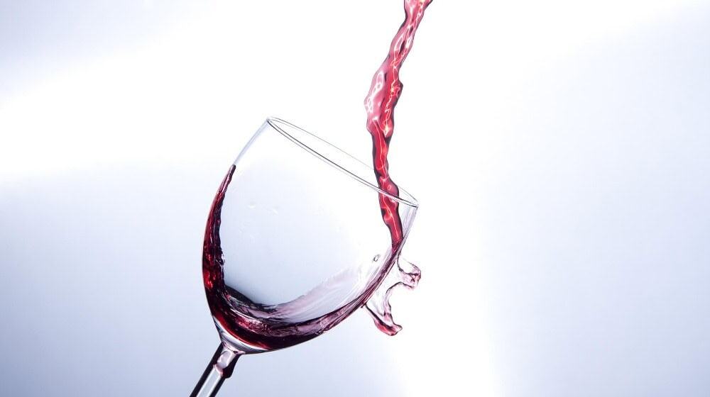 Rotwein gilt als einer der häufigsten und hartnäckigsten Flecken. / Foto: minka2507 auf pixabay.com