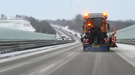 Glatte Straßen und unsichere Wege prägen heute den Wochenstart im Südosten – Schulen entscheiden teils selbst über Präsenzunterricht. (Archivbild) / Foto: David Hammersen/dpa