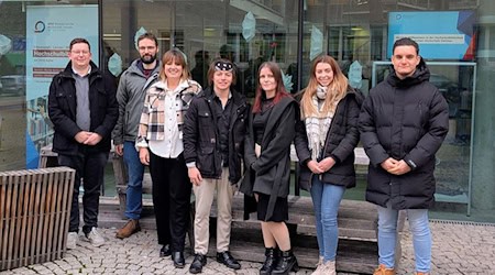 Spielerisch lernen statt trockene Theorie: Das Team um Prof. Tim Neumann (l.) erforscht, wie Gamification-Elemente technologische Veränderungen erleichtern können.