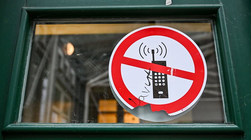 Saxony Culture Minister Conrad Clemens (CDU) can also imagine a ban on cell phones at secondary schools. (Symbolic image) / Photo: Jens Kalaene/dpa