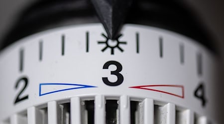 Kalte Wintermonate und der Wegfall staatlicher Entlastungen könnten die Heizkosten für viele Haushalte in Sachsen steigen lassen (Symbolbild) / Foto: Hendrik Schmidt/dpa