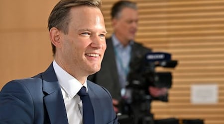 Der Drogenbeauftragte der Bundesregierung, Hendrik Streeck, verlangt mehr Prävention gerade für Jugendliche (Archivbild). / Foto: Martin Schutt/dpa