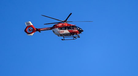 Ein Rettungshubschrauber sorgte für den schnellen Transport der Verletzten. (Symbolbild) / Foto: Jan Woitas/dpa