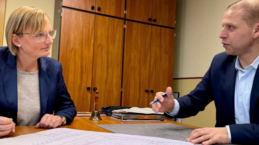 Daniela Kuge im Gespräch mit Bürgermeister Mirko Knöfel. Foto: privat