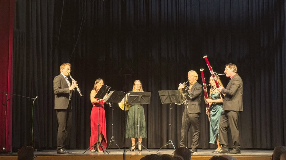 Mit musikalischer Brillanz und spritzig-witziger Moderation sorgten die Deutschen Bläsersolisten beim Neujahrskonzert für beste Stimmung. Foto: Stadtverwaltung Coswig