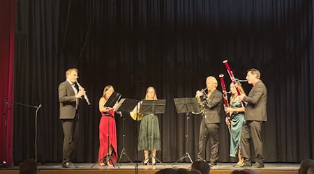 Mit musikalischer Brillanz und spritzig-witziger Moderation sorgten die Deutschen Bläsersolisten beim Neujahrskonzert für beste Stimmung. Foto: Stadtverwaltung Coswig