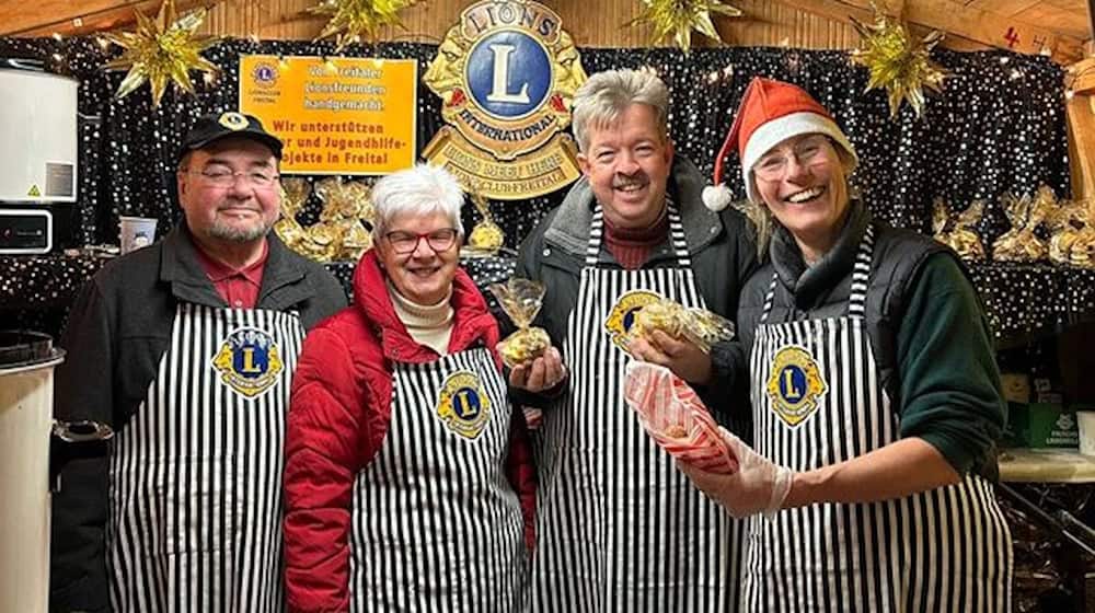 Mario Bielig, Sylvia Bielig, Stephan Trutschler und Anja Timmann (v.l.n.r.) von den Lions-Clubs Freital und Dippoldiswalde am Stand beim Weihnachtsmarkt im Freitaler Schloss Burgk. Foto: privat