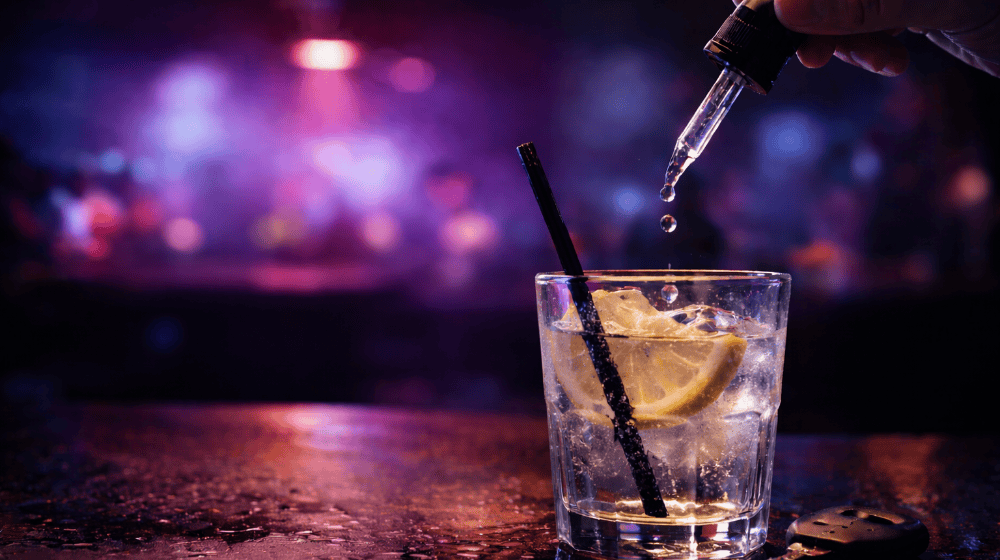 Mixed unnoticed in a drink: knockout drops can incapacitate people. A study by Chemnitz University of Technology investigates how widespread the problem is. © AI-generated with ChatGPT