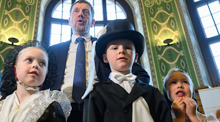 The Saxon State Chancellery became the scene of a bird wedding on Thursday - a Sorbian custom celebrated by children. / Photo: Robert Michael/dpa