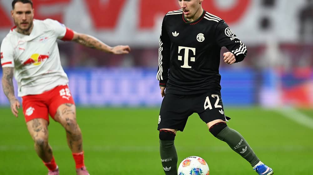 David Raum (l) and opponent Lennart Karl / Photo: David Hammersen/dpa