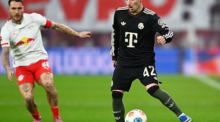 David Raum (l) and opponent Lennart Karl / Photo: David Hammersen/dpa
