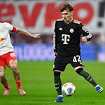 David Raum (l) und Gegenspieler Lennart Karl. / Foto: David Hammersen/dpa