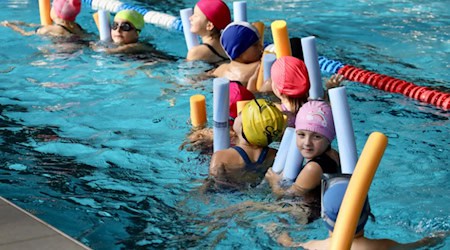Spielerisch ans Wasser gewöhnen: Mit Schwimmhilfen und Schwimmnudeln „reiten“ die Kinder durch das Becken und gewinnen Sicherheit, Vertrauen und jede Menge Spaß im Seepferdchen-Schwimmkurs. Foto: SSV Leutzsch 
