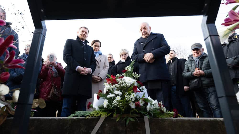 Saxony's Prime Minister Kretschmer (CDU, l) and Hungary's President Tamás Sulyok jointly laid a wreath in Pirna to commemorate the expulsion of the Hungarian Germans 80 years ago / Photo: Sebastian Kahnert/dpa
