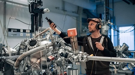 Dresden loop artist Konrad Kuechenmeister captures the sounds of quantum research. Music is created from the sounds of the labs. Tobias Ritz