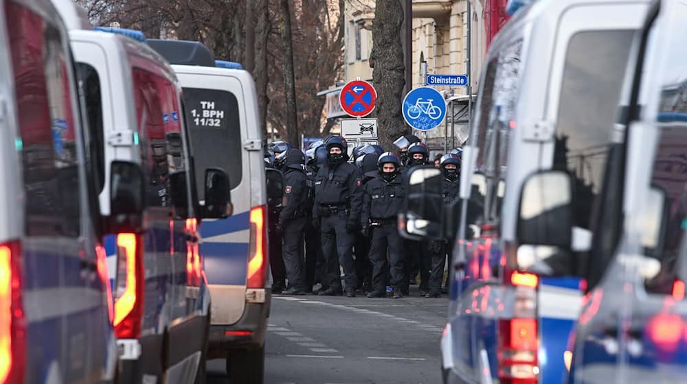 Polizei begleitet am Samstag mehrere Versammlungen rund um das Connewitzer Kreuz in Leipzig / Foto: Heiko Rebsch/dpa