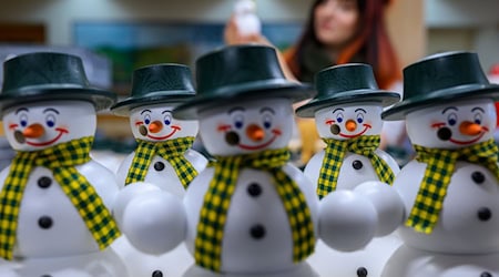 Smoking figures from the Ore Mountains like these snowmen are popular at Christmas time (archive photo) / Photo: Hendrik Schmidt/dpa
